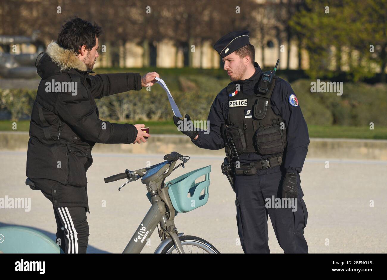 Non SONO ASSOLUTAMENTE PREVISTE VENDITE AI MEDIA O AGLI EDITORI FRANCESI - DIRITTI RISERVATI *** 25 marzo 2020 - Parigi, Francia: La polizia francese controlla l'attestazione di uscita necessaria per ogni viaggio, poiché è entrato in vigore un blocco per limitare la diffusione del coronavirus. Foto Stock
