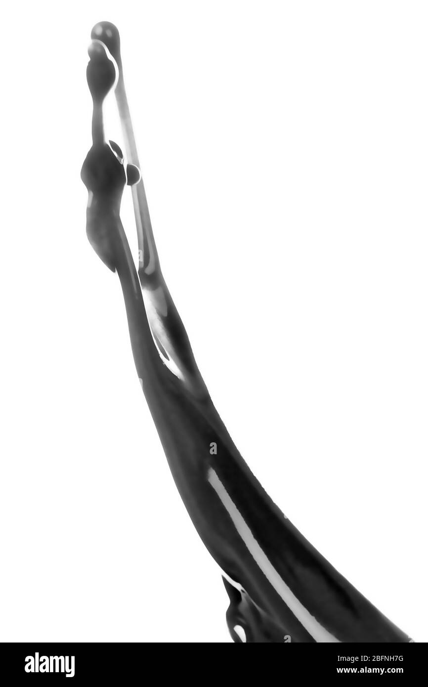 Spruzzi di liquido nero su sfondo bianco Foto Stock