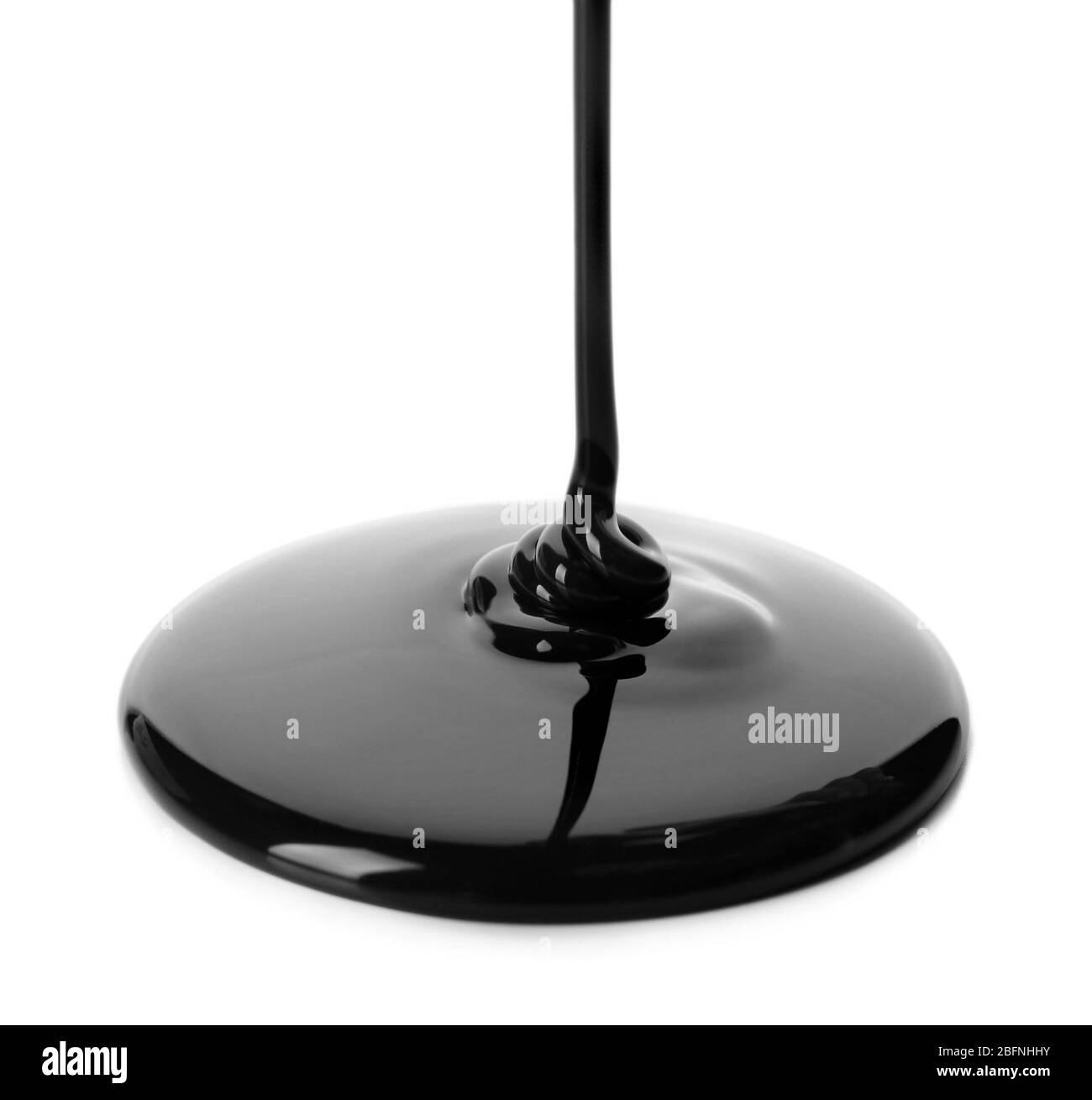 Versare il liquido nero su sfondo bianco Foto Stock