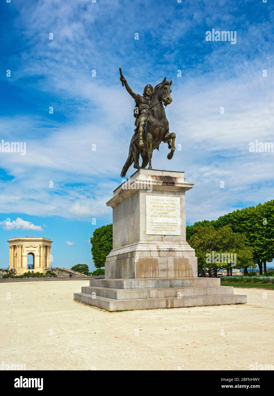 Francia, Montpellier, Place Royale du Peyrou, statua di Luigi XIV, Torre d'acqua 18C (Chateau d'eau) Foto Stock