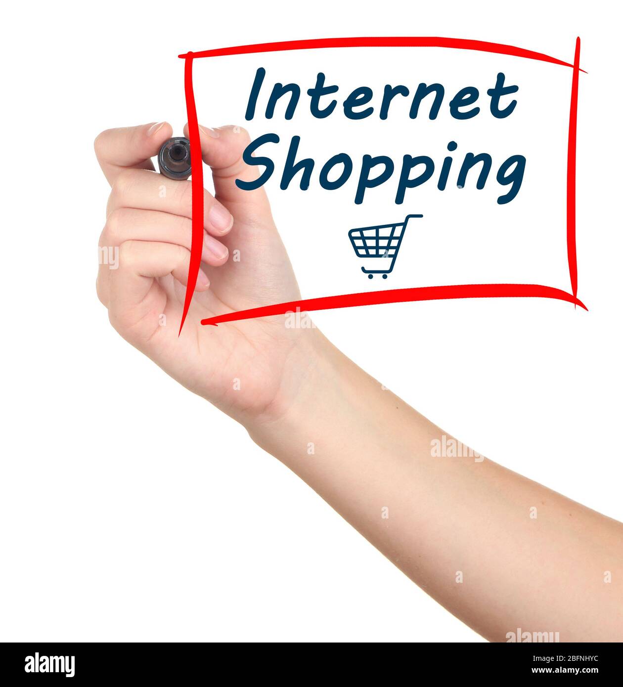 Donna che scrive il testo SHOPPING DEL INTERNET sullo schermo virtuale contro lo sfondo bianco Foto Stock