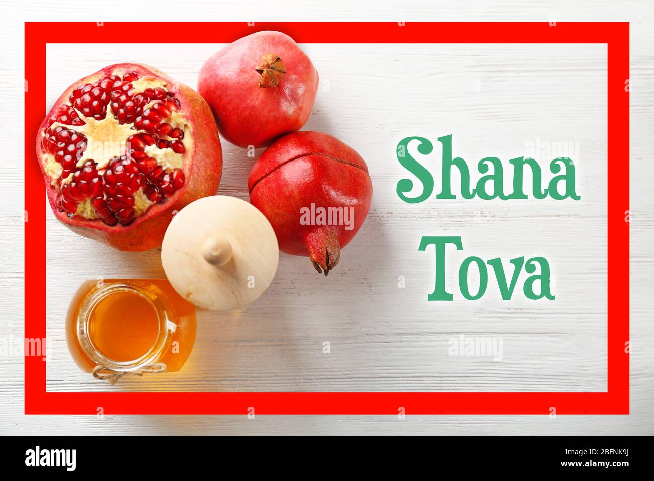 Testo SHANA TOVA e tradizionale cibo di vacanza su sfondo di legno Foto Stock
