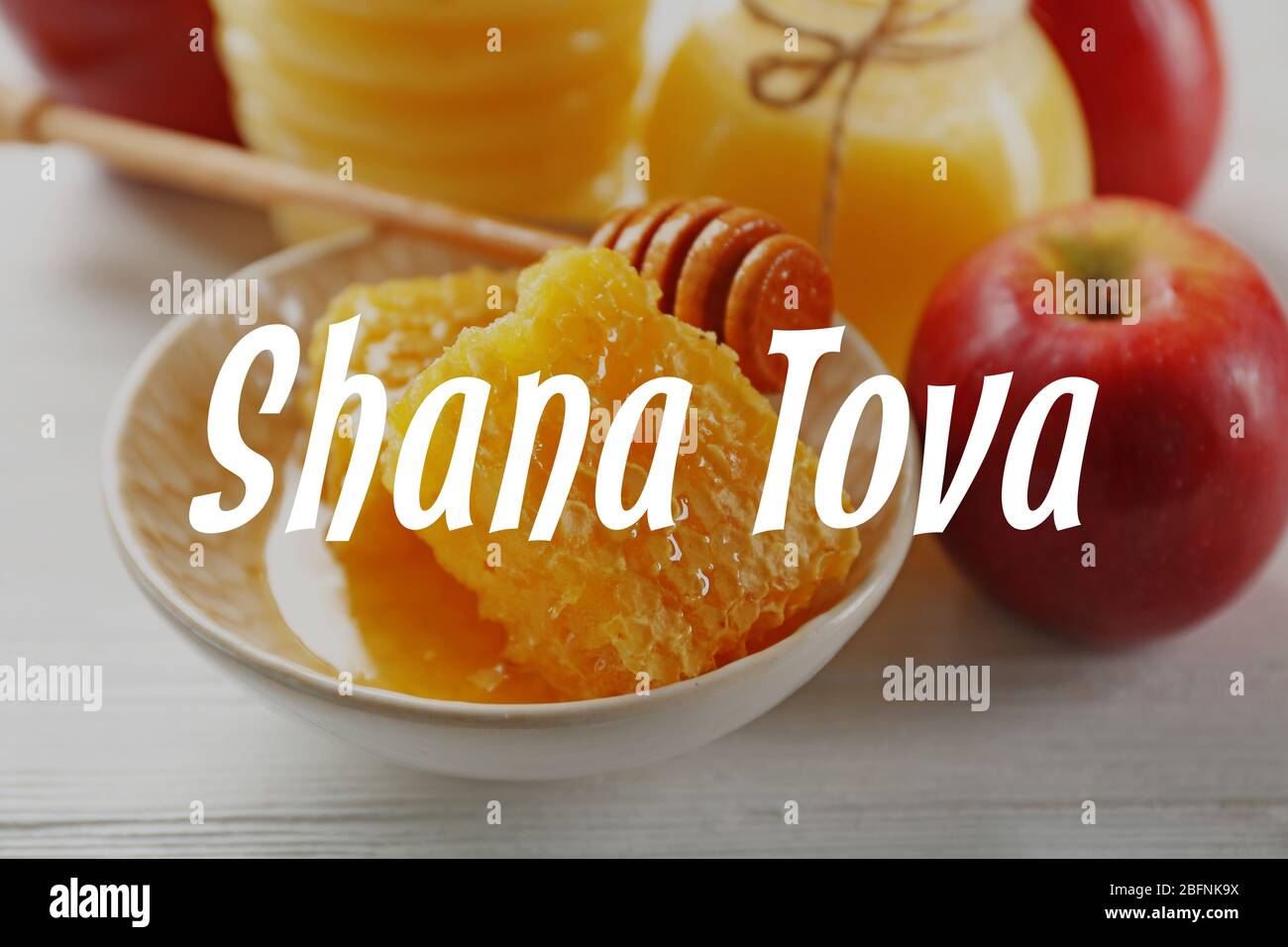 Testo SHANA TOVA e tradizionale cibo di vacanza su sfondo di legno Foto Stock