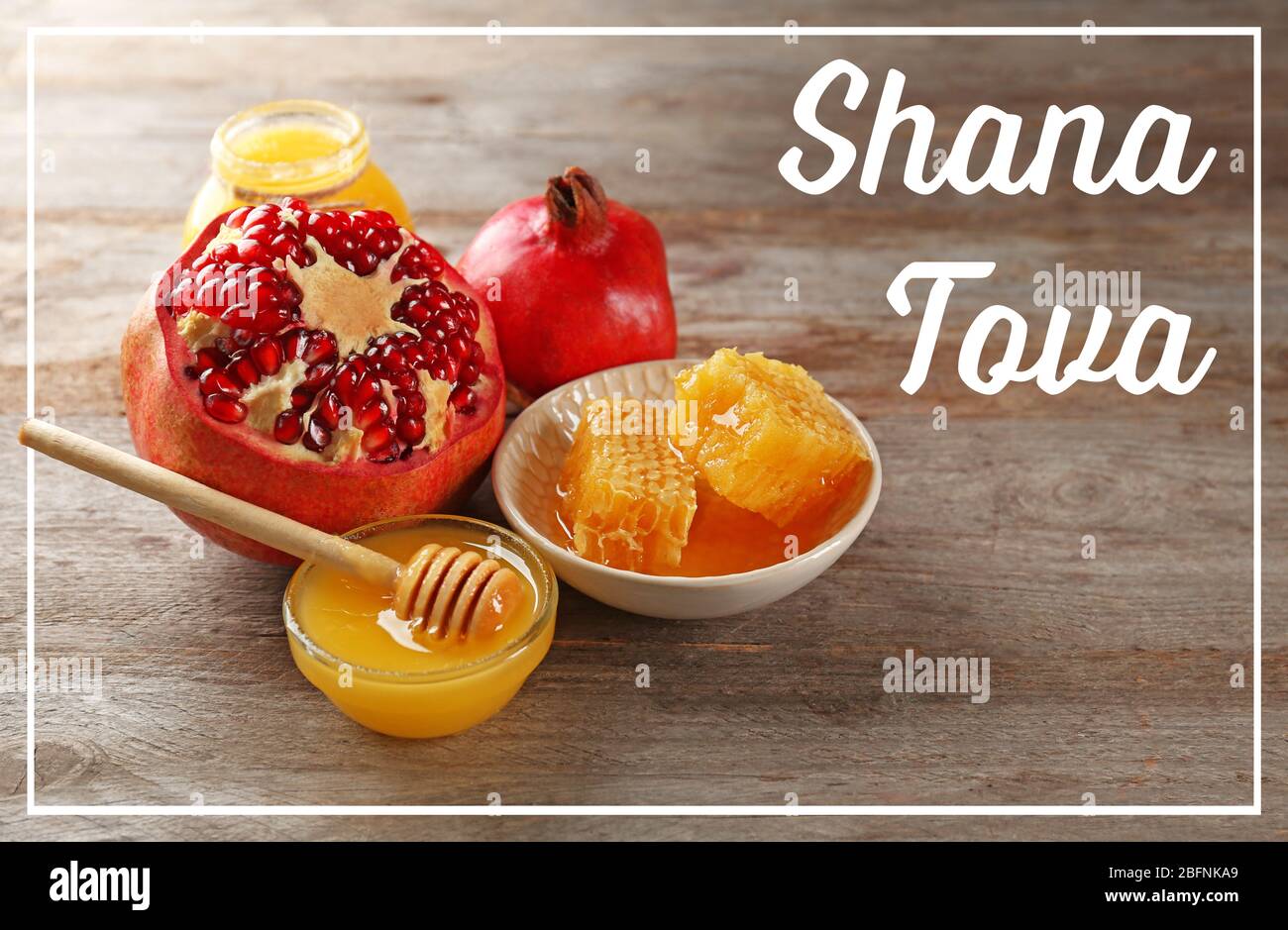 Testo SHANA TOVA e tradizionale cibo di vacanza su sfondo di legno Foto Stock