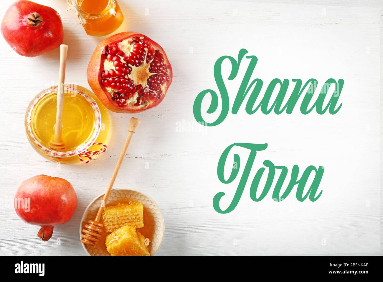 Testo SHANA TOVA e tradizionale cibo di vacanza su sfondo di legno Foto Stock