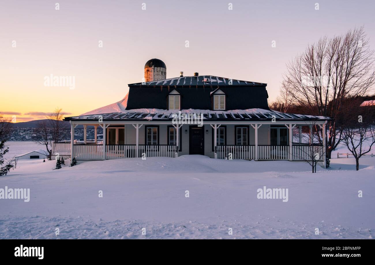 Fattoria in inverno in Canada al tramonto. Isola di Orlean. Nessuno Foto Stock