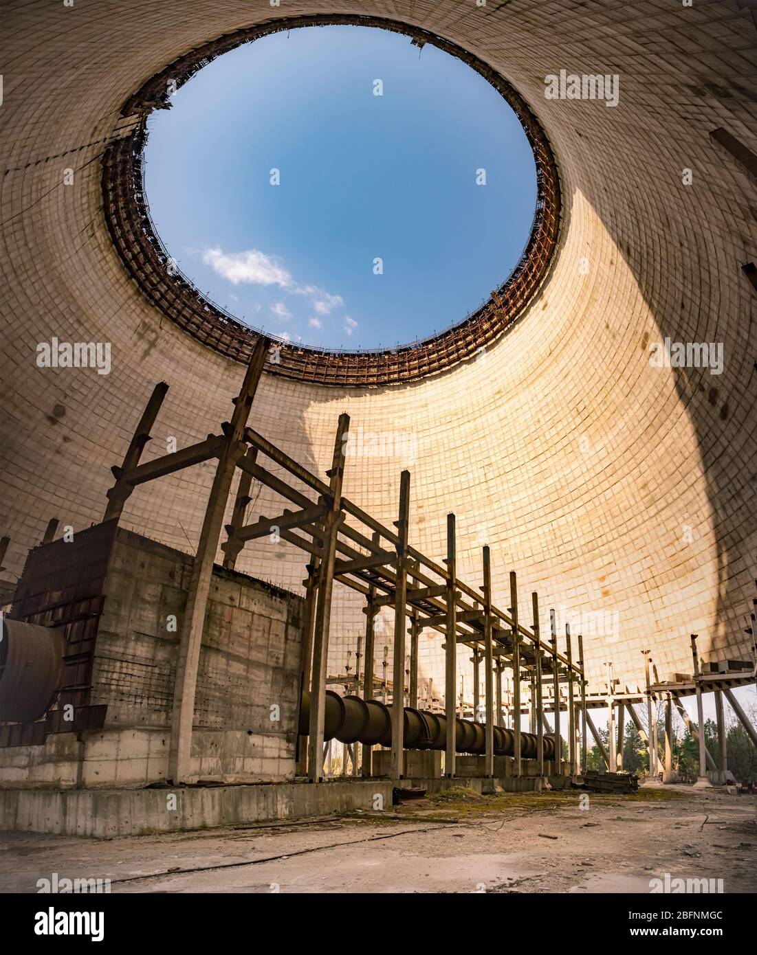 Torre di raffreddamento della quinta centrale nucleare della centrale di Cernobyl Foto Stock