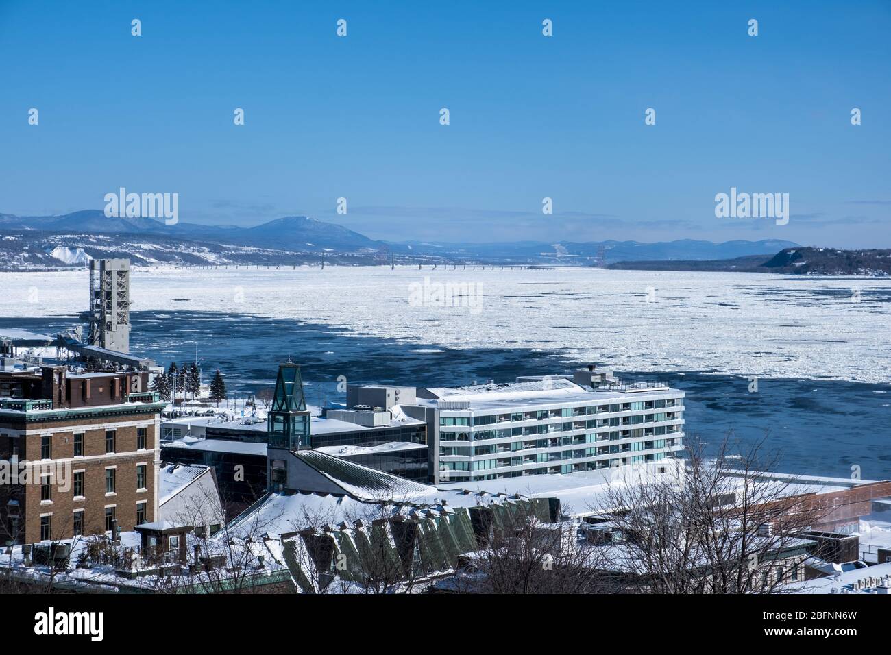 Surgelato fiume Saint Laurent in Quebec città in inverno. Nessuno Foto Stock