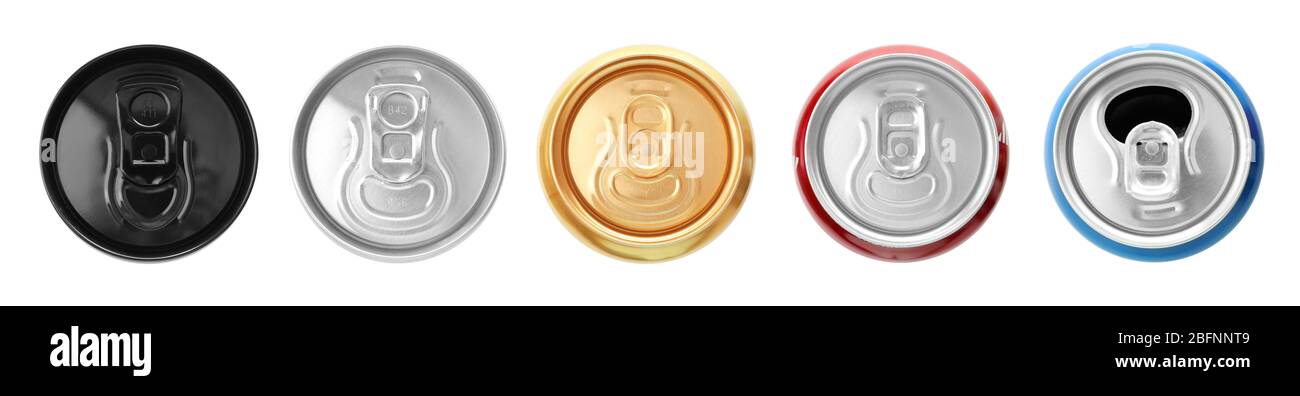 KIEV, UCRAINA - 18 SETTEMBRE 2017: Lattine con bevande di marche diverse e popolari su sfondo bianco Foto Stock