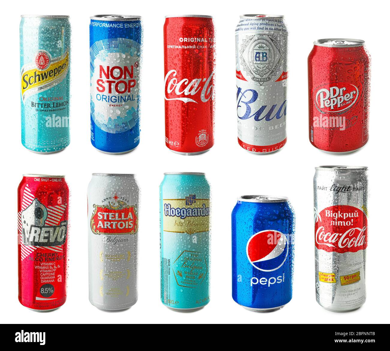 KIEV, UCRAINA - 18 SETTEMBRE 2017: Lattine con bevande di marche diverse e popolari su sfondo bianco Foto Stock