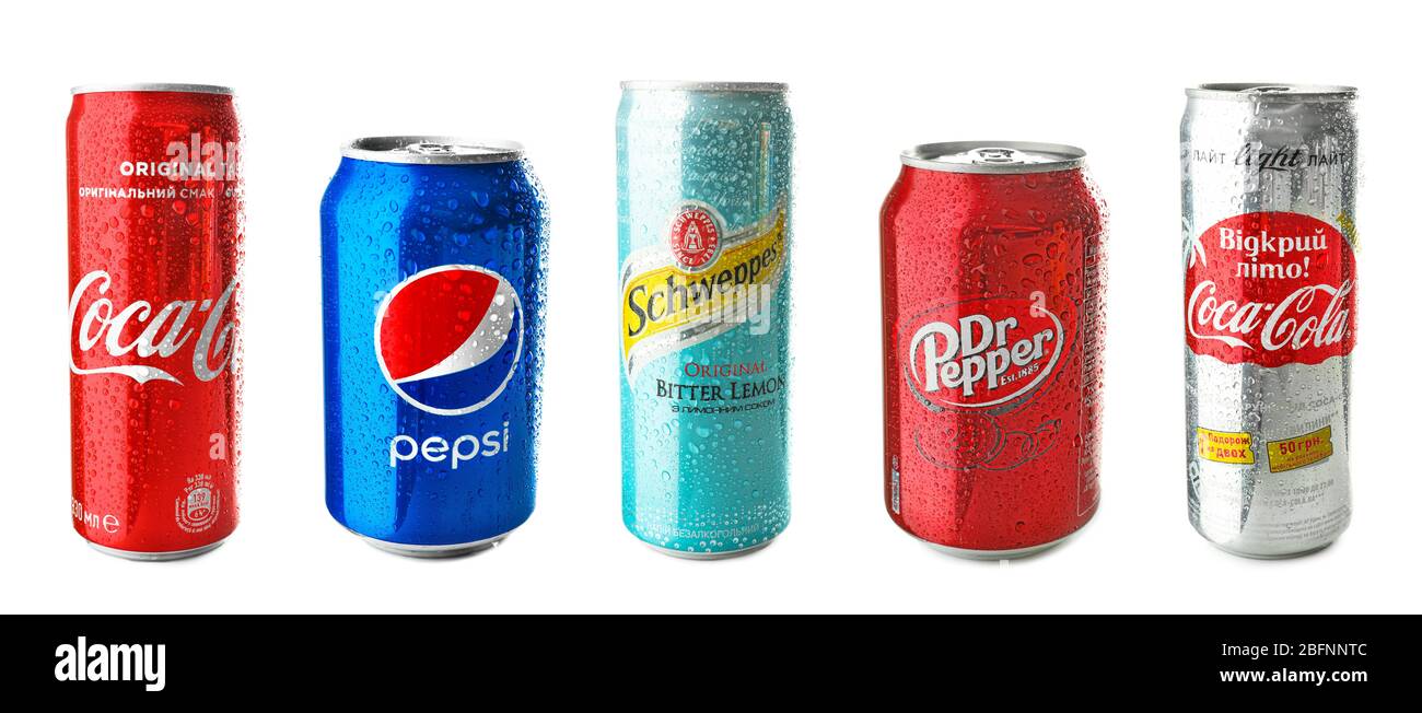 KIEV, UCRAINA - 18 SETTEMBRE 2017: Lattine con bevande di marche diverse e popolari su sfondo bianco Foto Stock