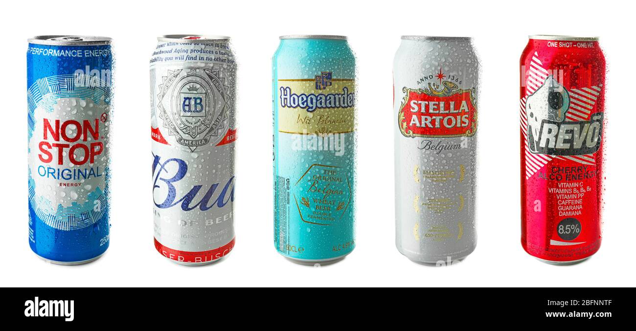 KIEV, UCRAINA - 18 SETTEMBRE 2017: Lattine con bevande di marche diverse e popolari su sfondo bianco Foto Stock