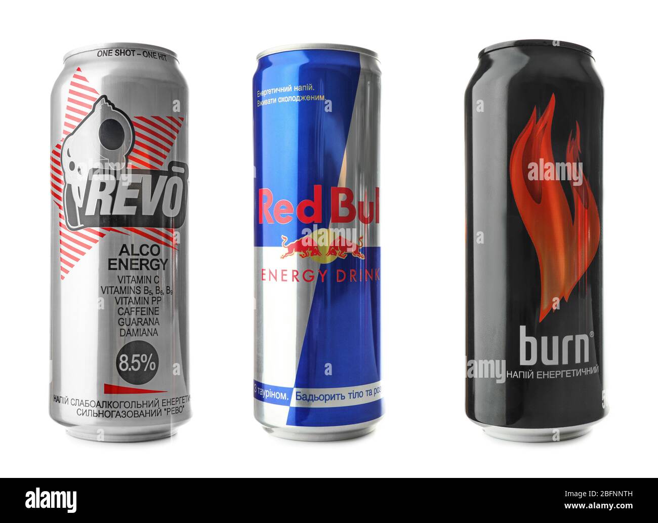 KIEV, UCRAINA - 18 SETTEMBRE 2017: Lattine con bevande energetiche di marche diverse e popolari su sfondo bianco Foto Stock
