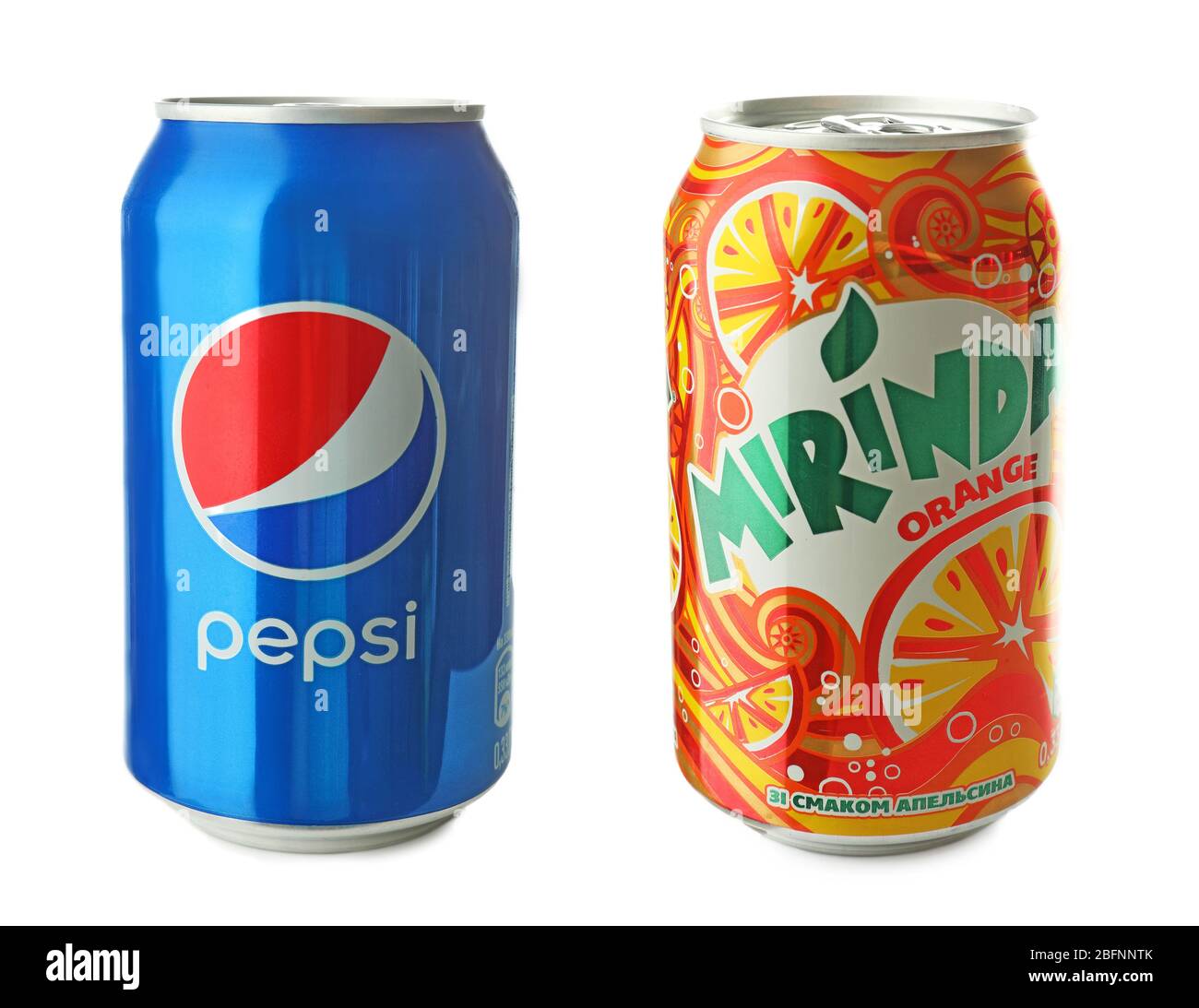 KIEV, UCRAINA - 18 SETTEMBRE 2017: Lattine con bevande di marche diverse e popolari su sfondo bianco Foto Stock