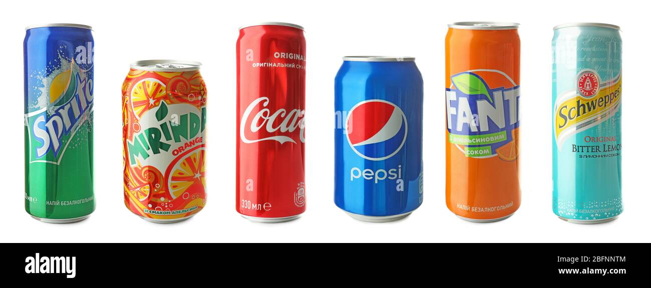 KIEV, UCRAINA - 18 SETTEMBRE 2017: Lattine con bevande di marche diverse e popolari su sfondo bianco Foto Stock
