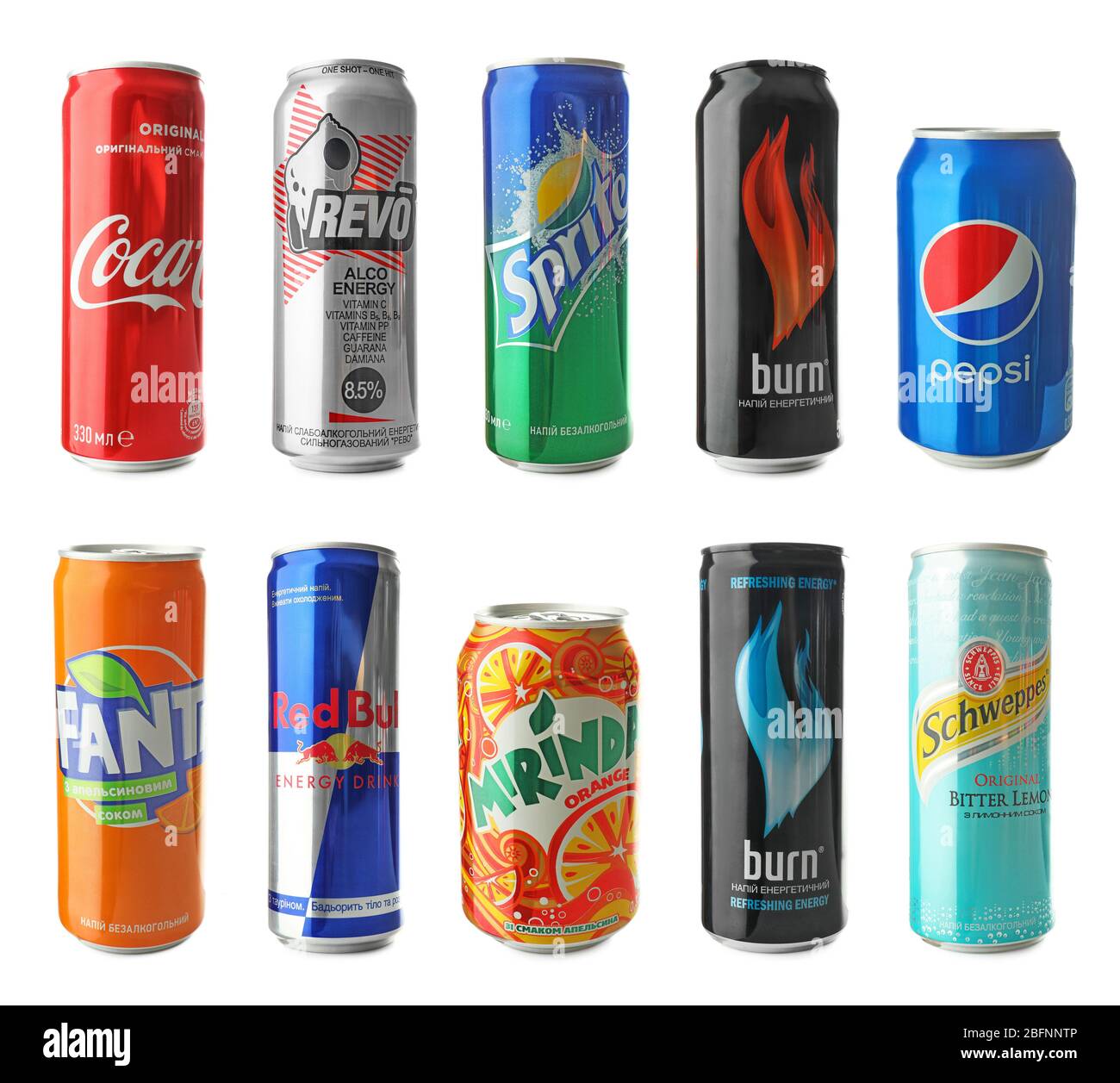 KIEV, UCRAINA - 18 SETTEMBRE 2017: Lattine con bevande di marche diverse e popolari su sfondo bianco Foto Stock