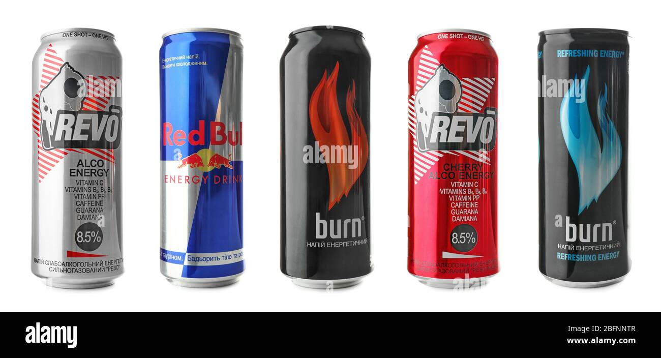 KIEV, UCRAINA - 18 SETTEMBRE 2017: Lattine con bevande energetiche di marche diverse e popolari su sfondo bianco Foto Stock