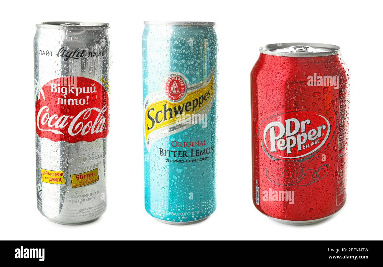 KIEV, UCRAINA - 18 SETTEMBRE 2017: Lattine con bevande di marche diverse e popolari su sfondo bianco Foto Stock
