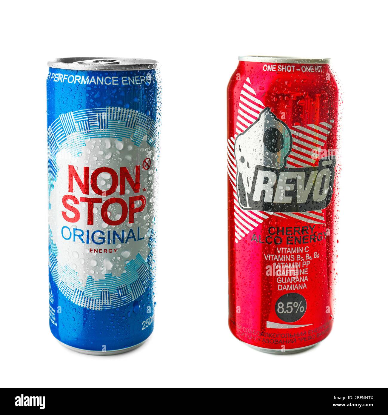 KIEV, UCRAINA - 18 SETTEMBRE 2017: Lattine con bevande energetiche di marche diverse e popolari su sfondo bianco Foto Stock