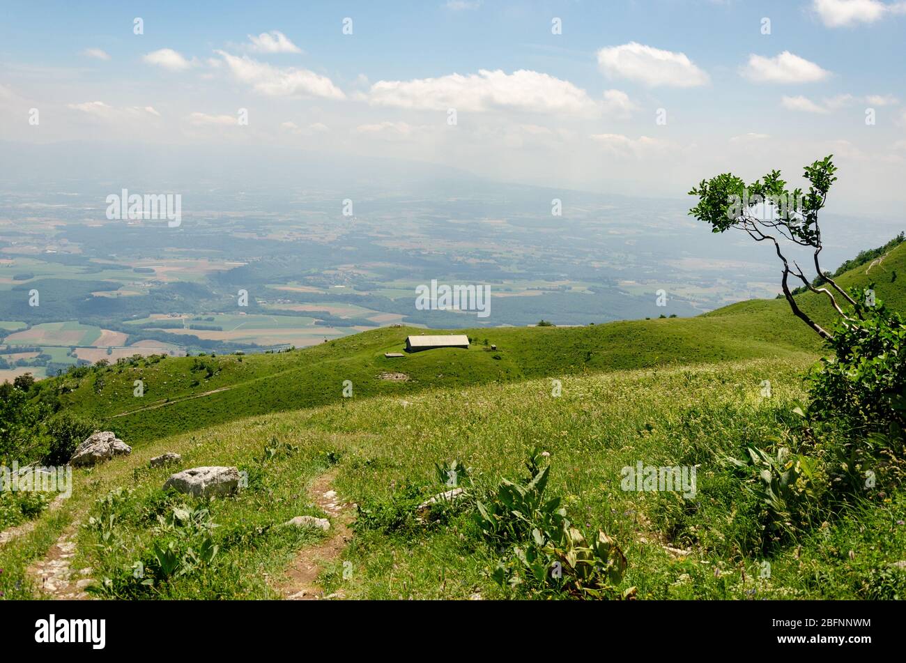 Paesaggio di montagna verde che si affaccia sulla regione di Thoiry in Francia, come si vede mentre escursioni a le Reculet sulle montagne del Giura Foto Stock