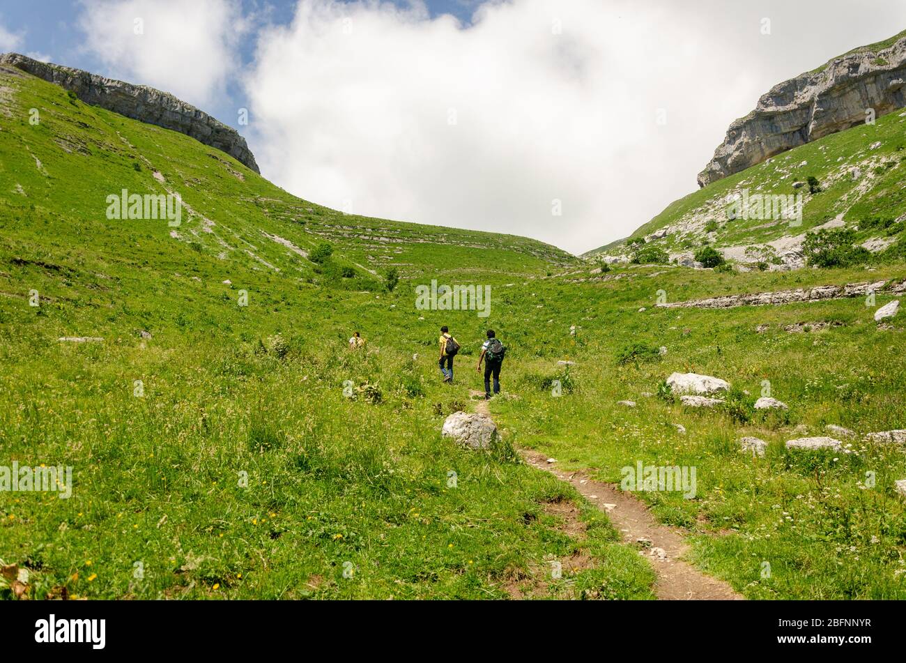 Vista di due escursionisti sul sentiero alla cima di le Reculet sulle montagne del Giura, Francia Foto Stock