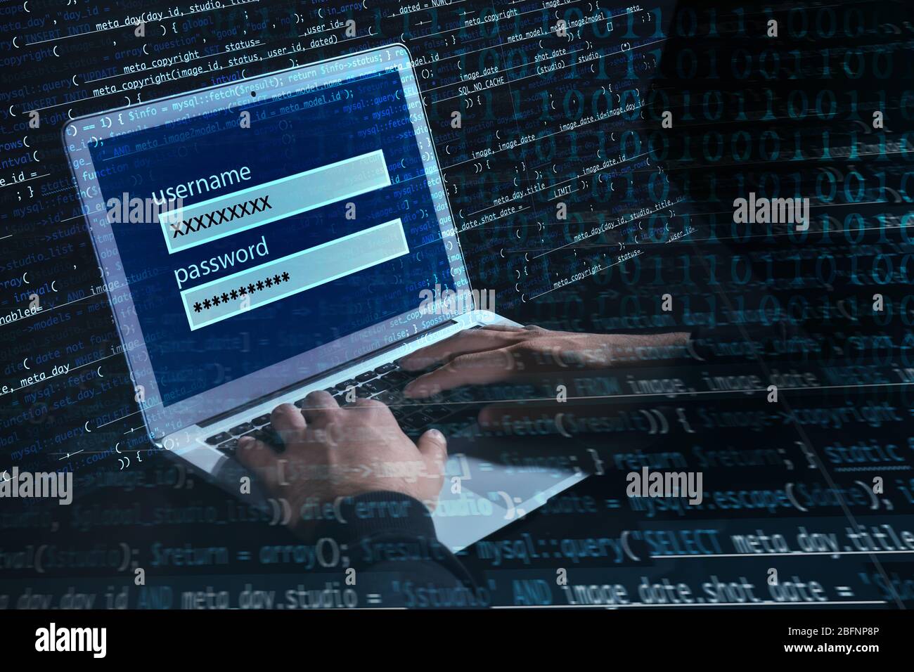 Uomo che hacking account sul notebook in tenebre. Concetto di cyber attacco e sicurezza Foto Stock