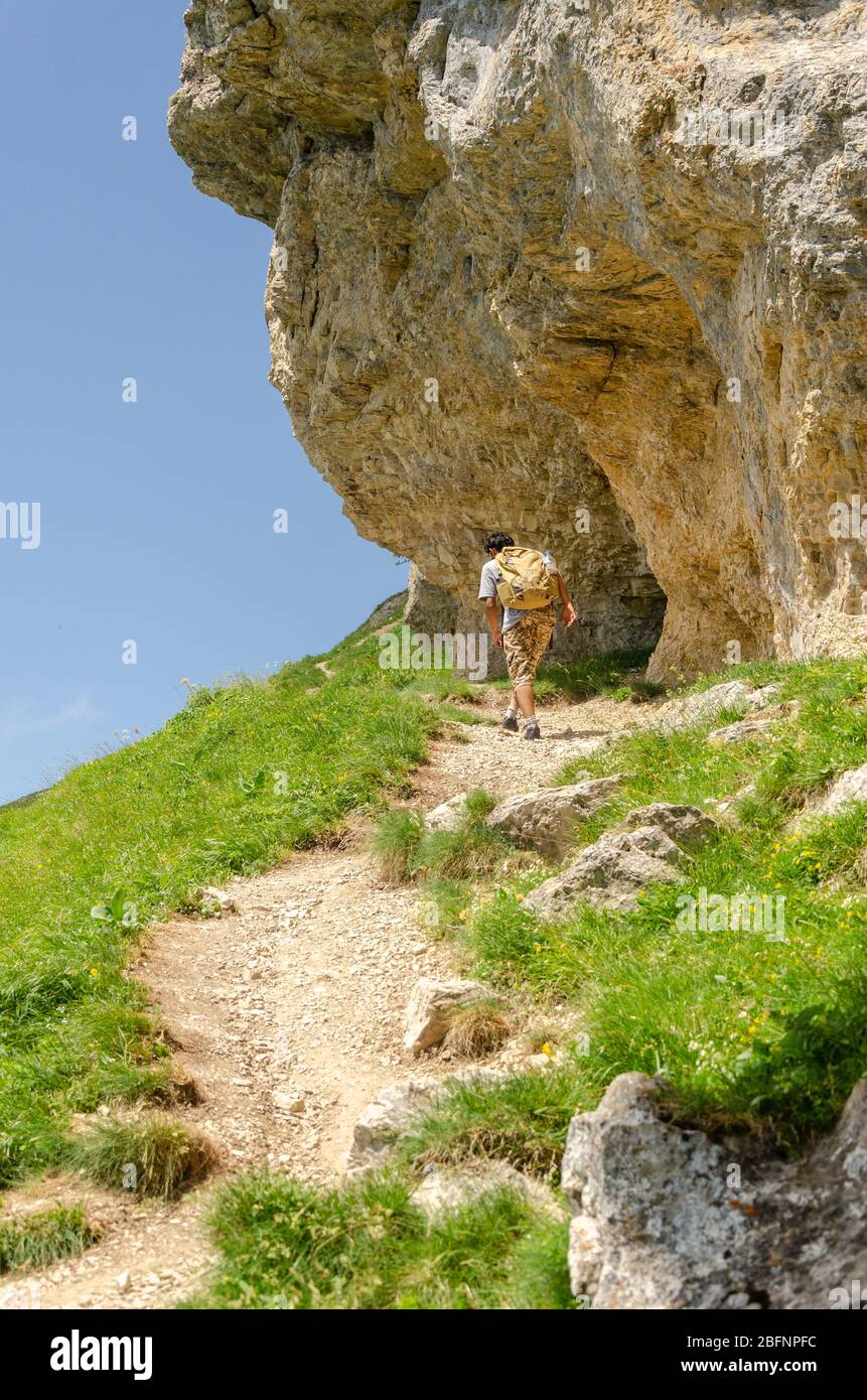Un escursionista sull'ultima parte del percorso impegnativo a le Reculet in Jura Montagne, Francia Foto Stock