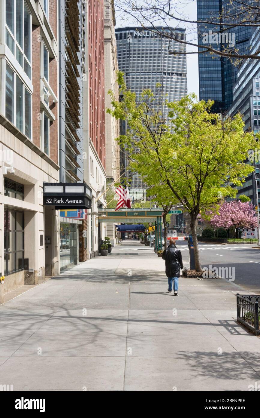 I marciapiedi di Park Avenue a Murray Hill sono quasi completamente vuoti di pestilame a causa della pandemia COVID-19, aprile 2020, New York City, USA Foto Stock