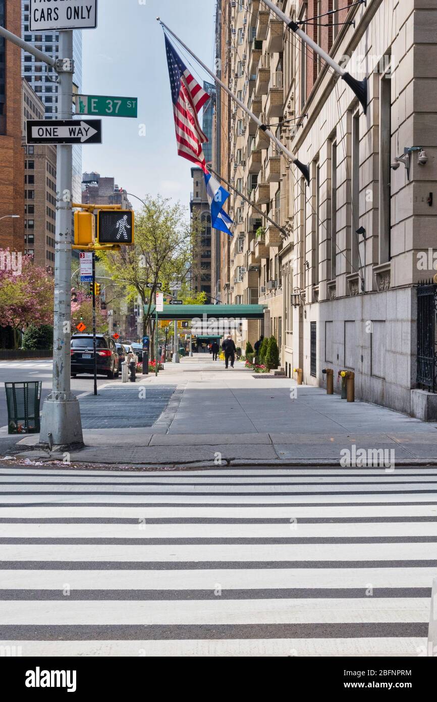 I marciapiedi di Park Avenue a Murray Hill sono quasi completamente vuoti di pestilame a causa della pandemia COVID-19, aprile 2020, New York City, USA Foto Stock