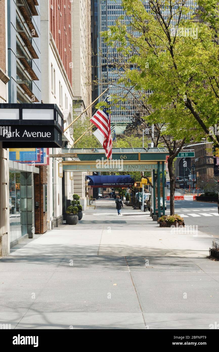 I marciapiedi di Park Avenue a Murray Hill sono quasi completamente vuoti di pestilame a causa della pandemia COVID-19, aprile 2020, New York City, USA Foto Stock