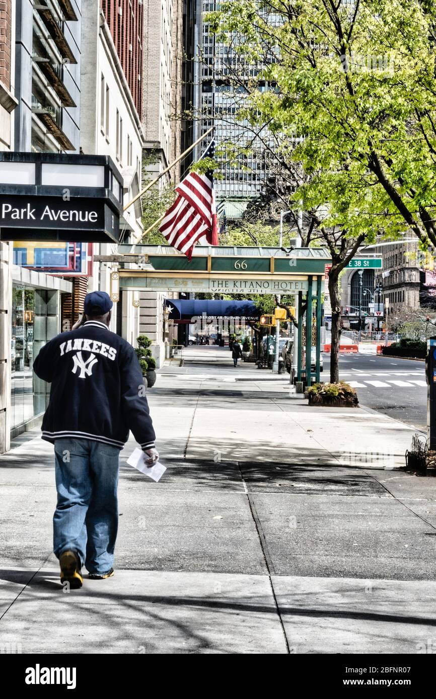 I marciapiedi di Park Avenue a Murray Hill sono quasi completamente vuoti di pestilame a causa della pandemia COVID-19, aprile 2020, New York City, USA Foto Stock