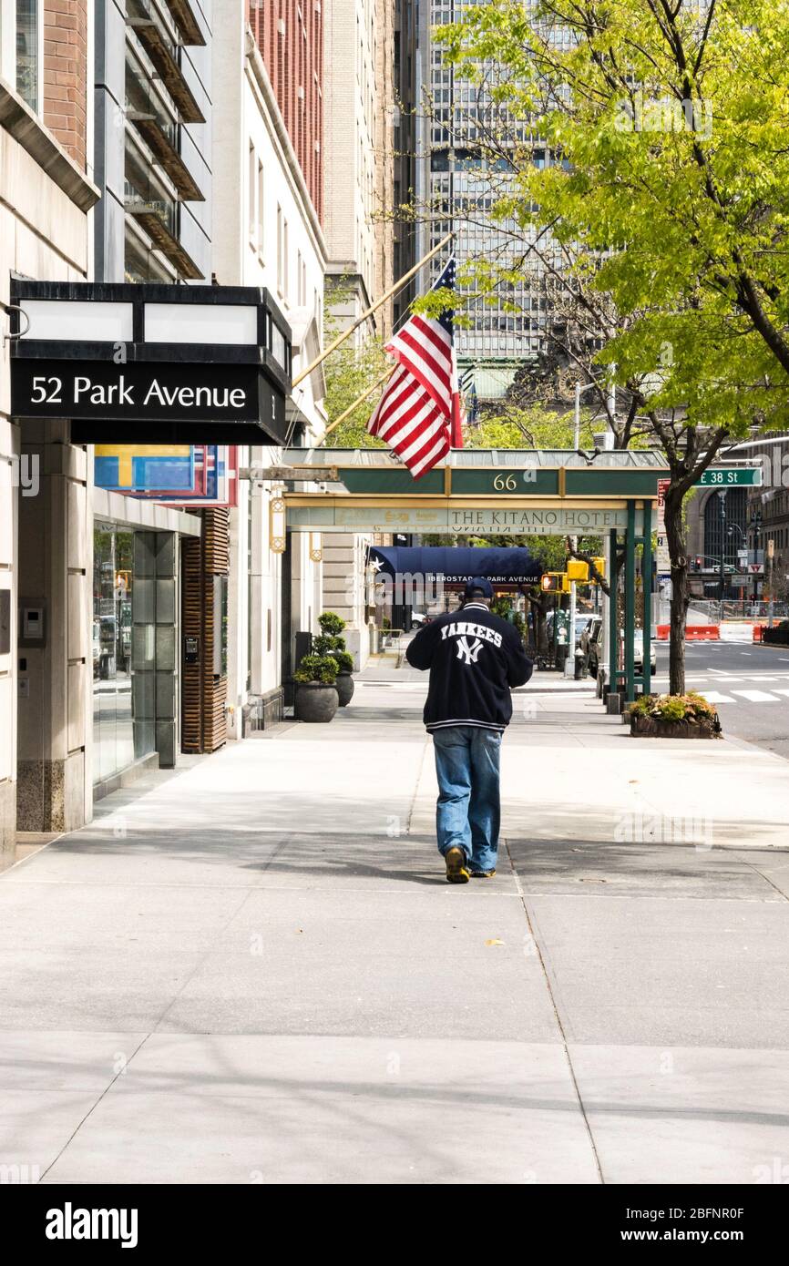 I marciapiedi di Park Avenue a Murray Hill sono quasi completamente vuoti di pestilame a causa della pandemia COVID-19, aprile 2020, New York City, USA Foto Stock