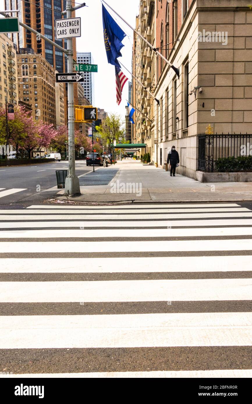 I marciapiedi di Park Avenue a Murray Hill sono quasi completamente vuoti di pestilame a causa della pandemia COVID-19, aprile 2020, New York City, USA Foto Stock