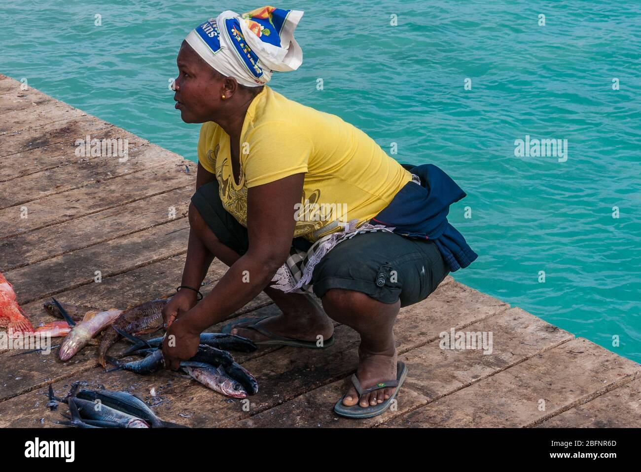 Santa Maria, Capo Verde - Dicembre 2011: Fisher taglia i pesci sul mercato del pesce Foto Stock