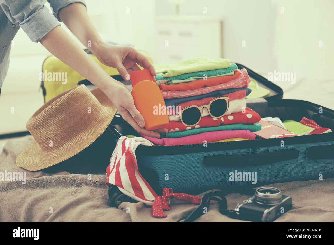 Donna che porta il materiale in valigia a casa. Concetto di viaggio e vacanza Foto Stock