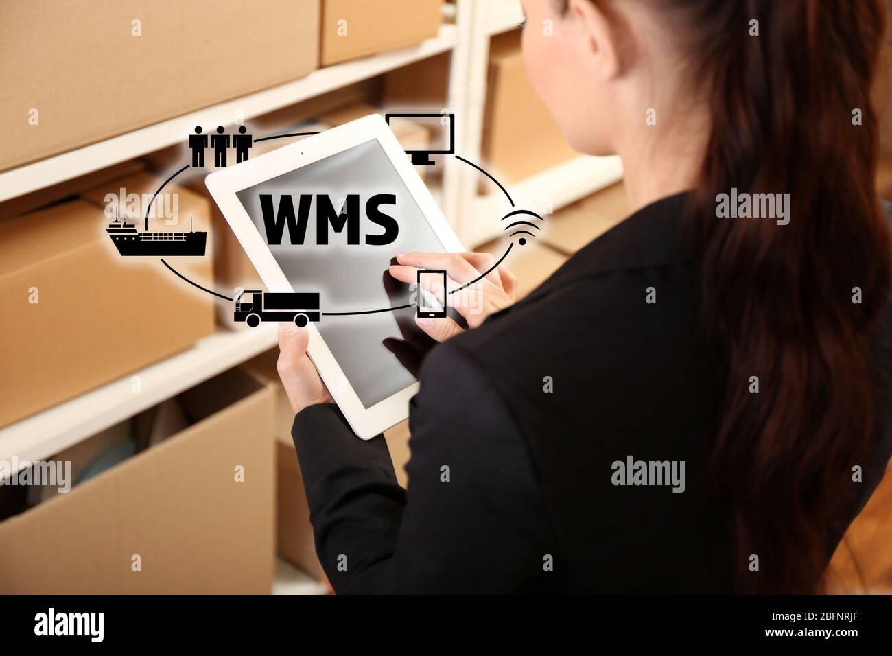 Concetto di sistema di gestione del magazzino. Donna che lavora con un tablet Foto Stock