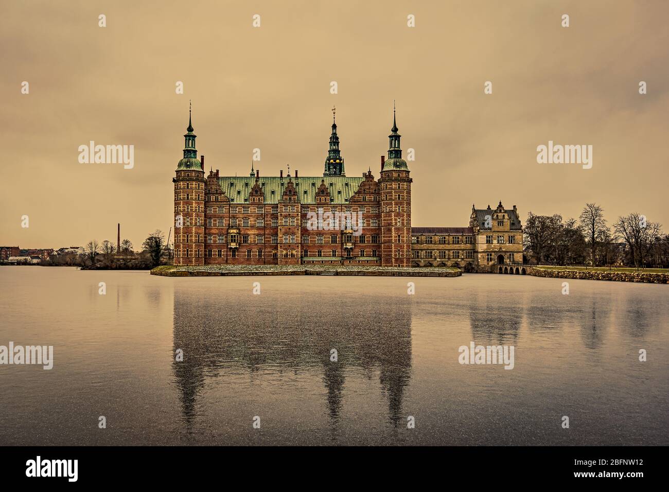 Inverno e riflessioni nel ghiaccio sottile sul lago al Castello di Frederiksborg, Hillerod, Danimarca, 6 febbraio 2018 Foto Stock