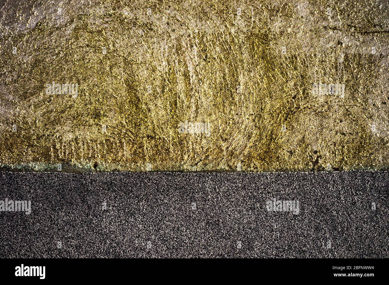 Facciata della casa coperta da un muschio sporco. Foto Stock