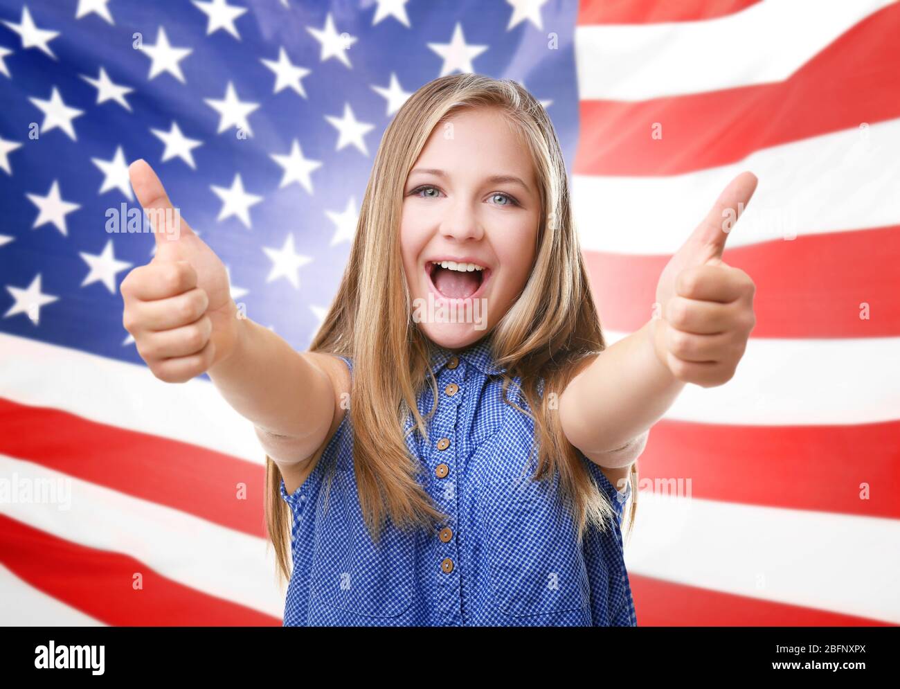 Adolescente ragazza su sfondo bandiera USA Foto Stock