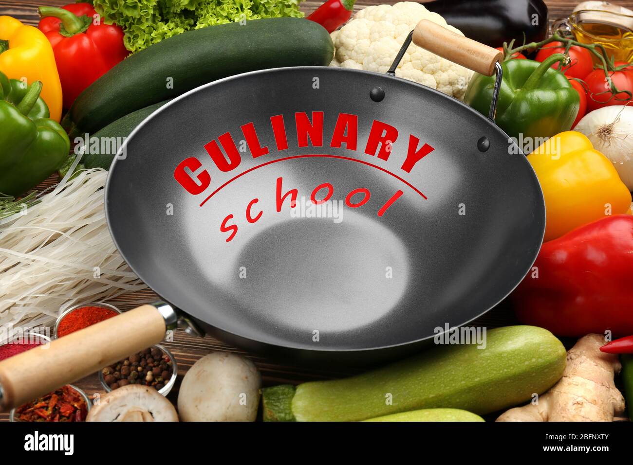 Scuola culinaria. Wok padella con verdure, primo piano Foto Stock