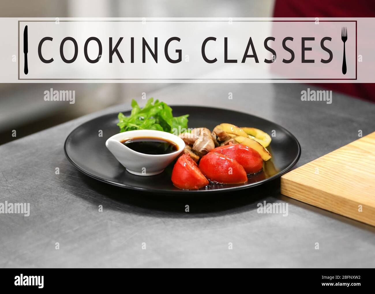 Concetto di lezioni di cucina. Piatto con salsa e verdure fritte in tavola Foto Stock