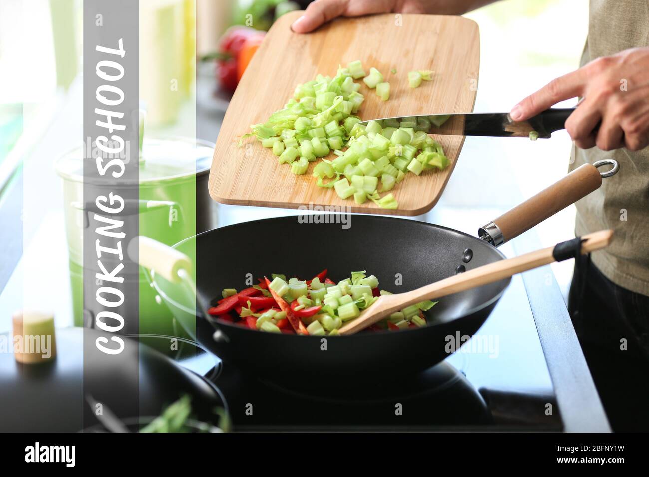 Scuola di cucina concetto. Uomo che prepara le verdure in padella Foto Stock