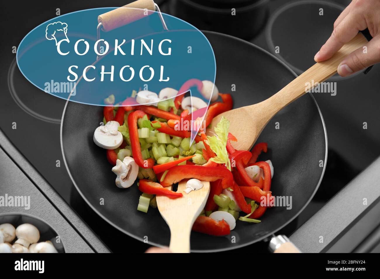 Scuola di cucina concetto. Uomo che mescola le verdure in padella, primo piano Foto Stock
