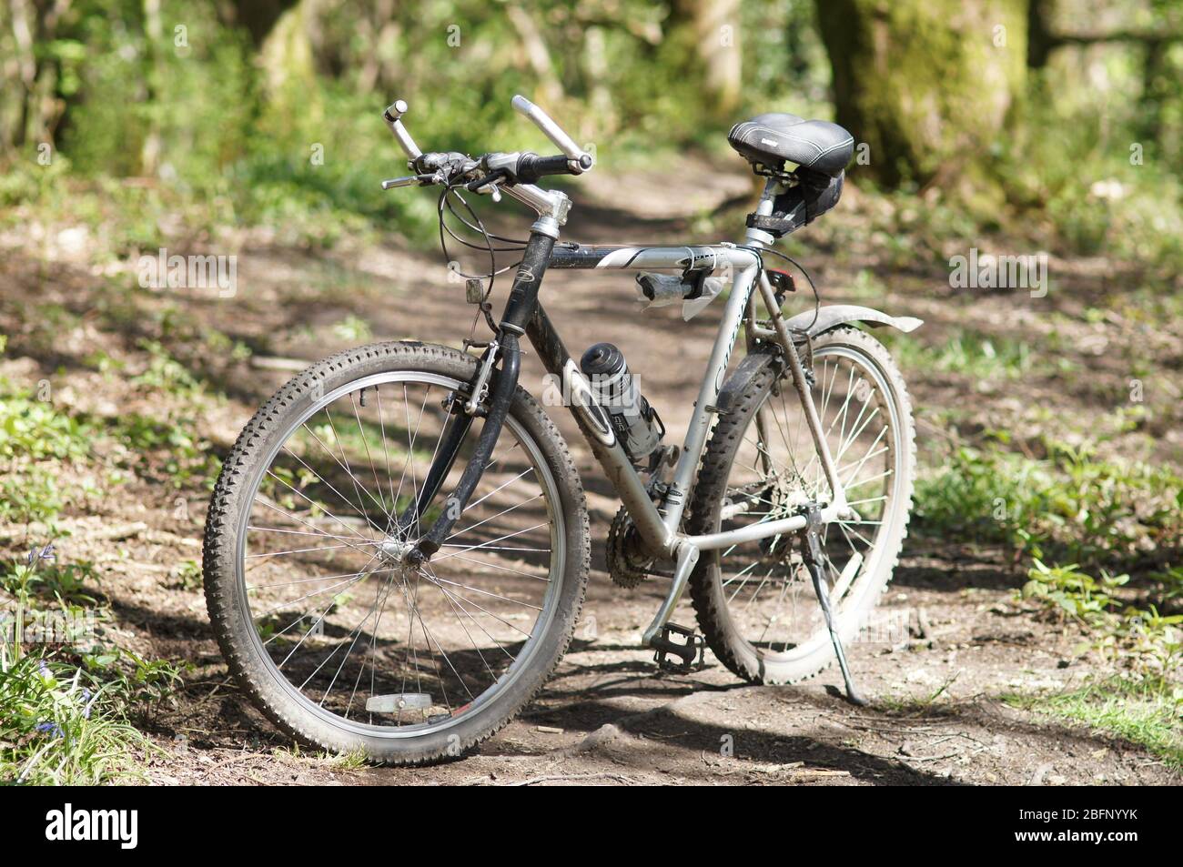 Una bicicletta ibrida di base in una calda giornata di sole - bici piste ciclabili equitazione attività carrera Vulcan halfords Foto Stock