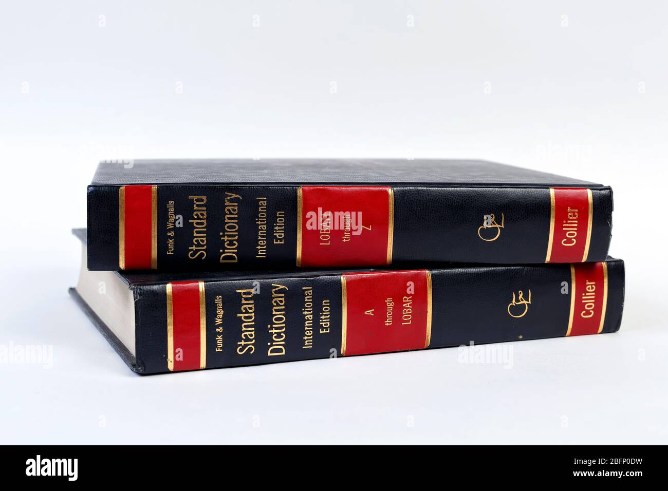 Dizionario inglese isolato su sfondo bianco puro. Foto Stock