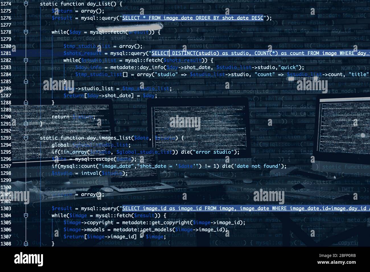 Luogo di lavoro degli hacker con computer in camera oscura. Concetto di cyber attacco Foto Stock