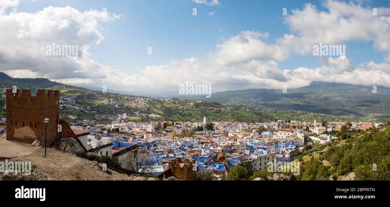 Città blu Chefchaouen in Marocco. Panoramica aerea summer view Foto Stock