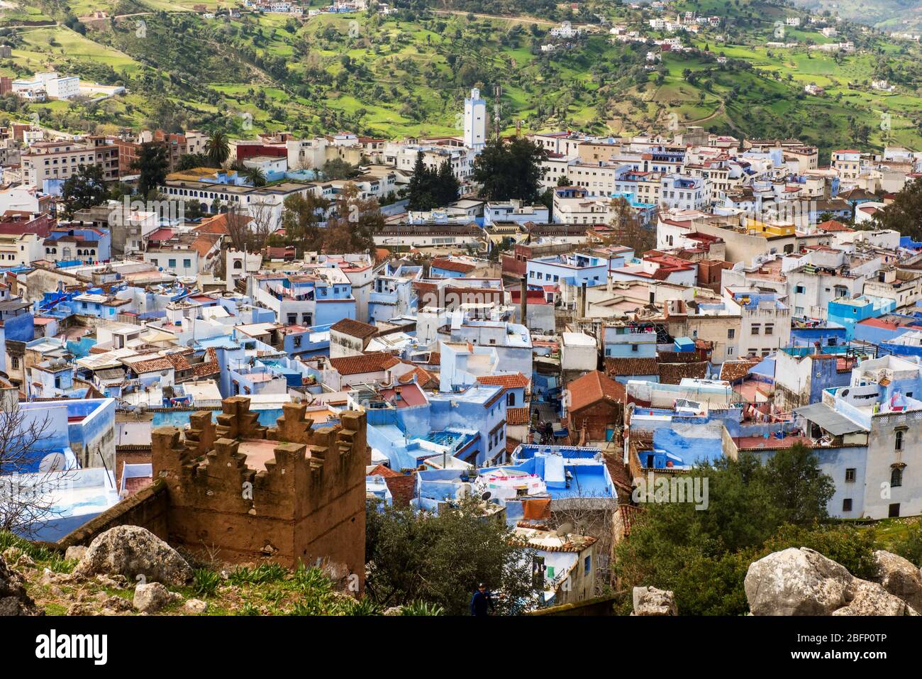 Città blu Chefchaouen in Marocco. Panoramica aerea summer view Foto Stock