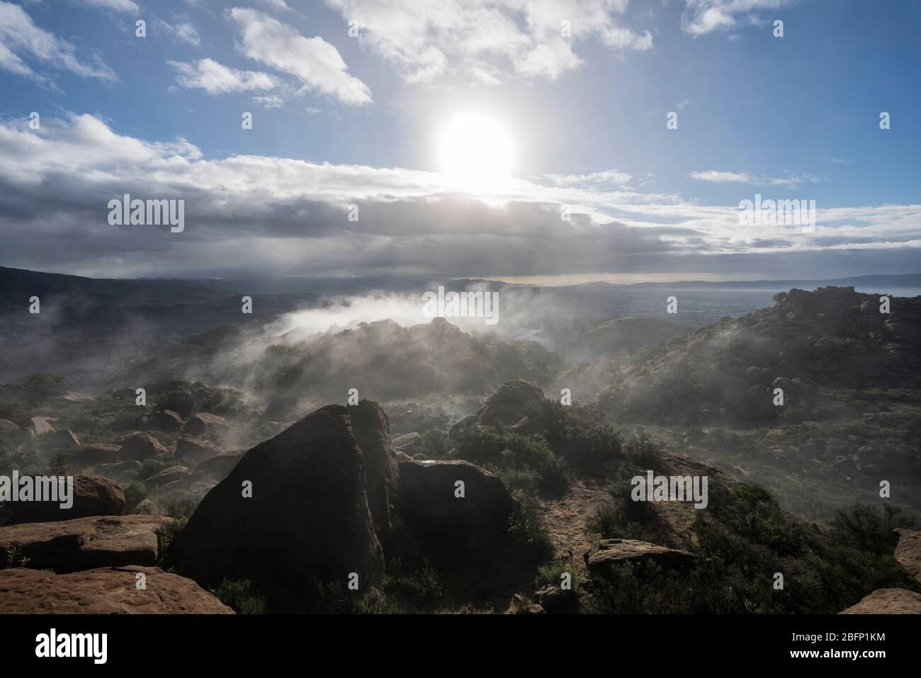 Vista mattutina sulla nebbia a nord di Los Angeles dal Rocky Peak nelle montagne di Santa Susana nella California meridionale. Foto Stock