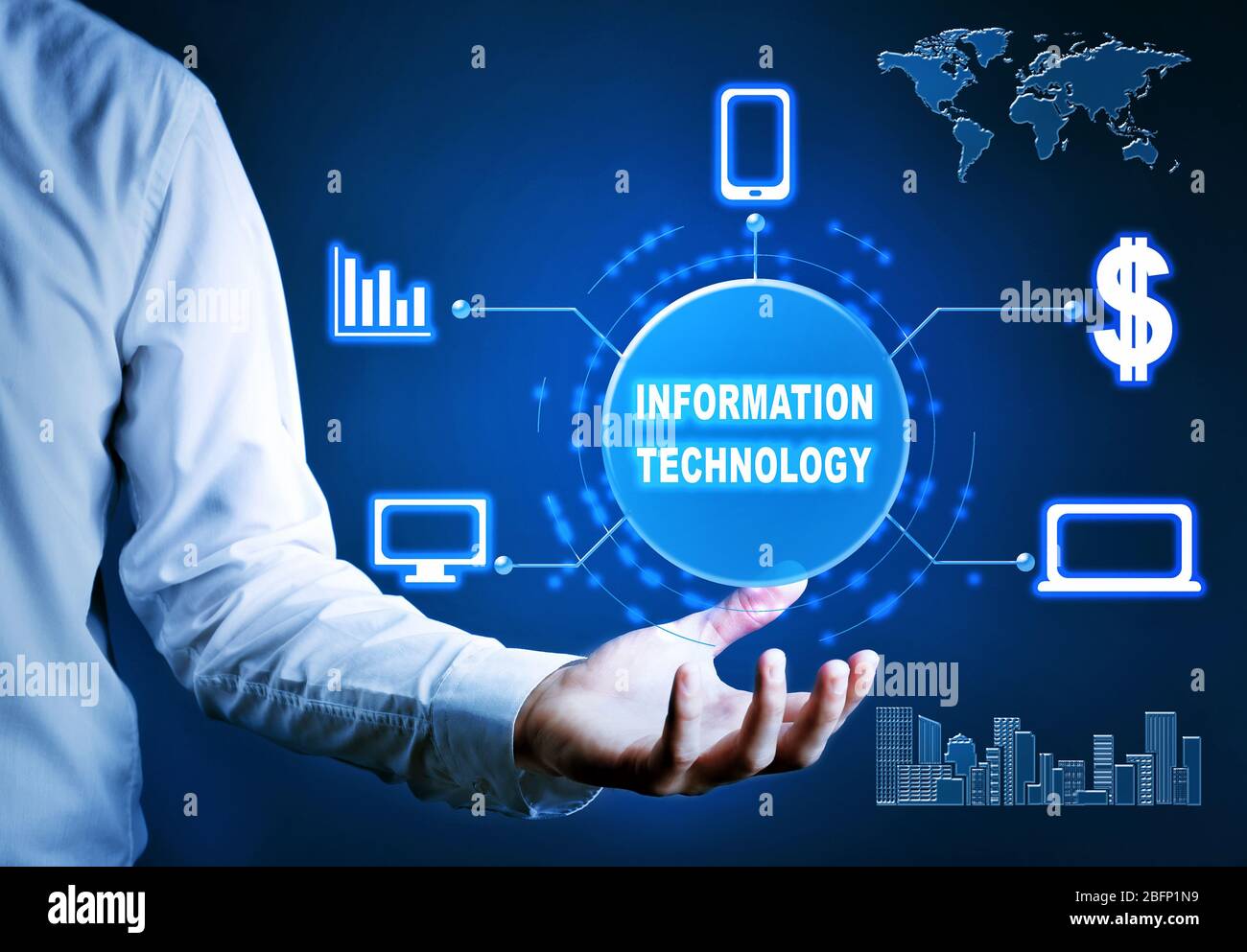 Uomo d'affari che detiene icone virtuali e tecnologia di INFORMAZIONE testuale su sfondo scuro Foto Stock